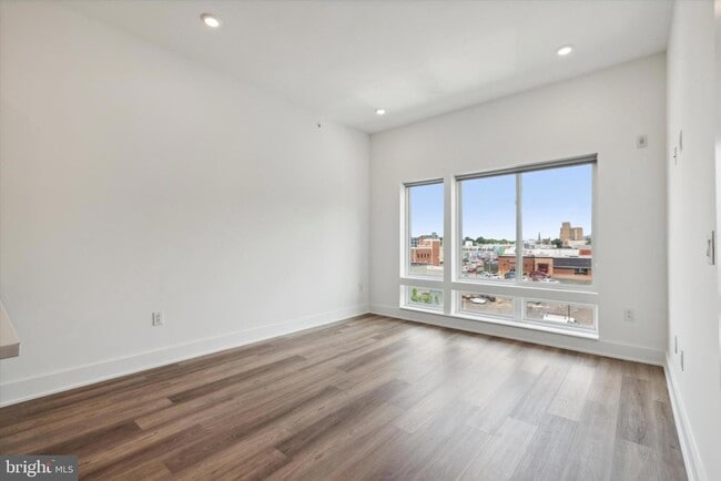 Building Photo - 5545 Pulaski Ave