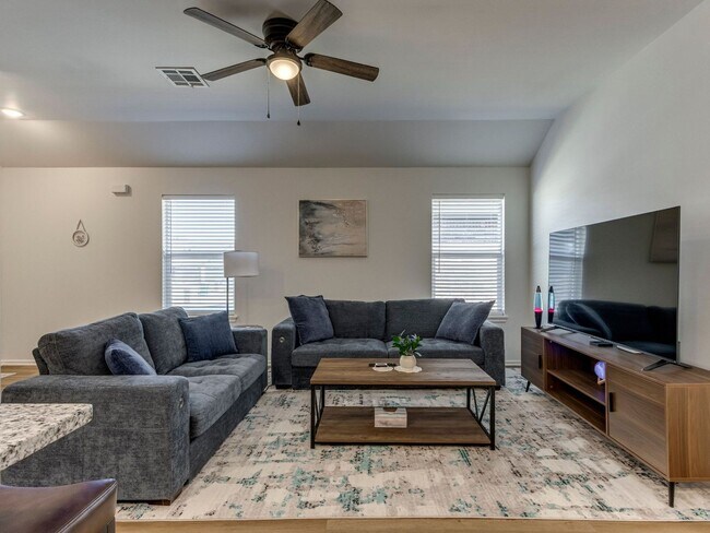 Building Photo - Cozy 3-Bed Retreat in Yukon - Fully Furnished & All Utilities Included