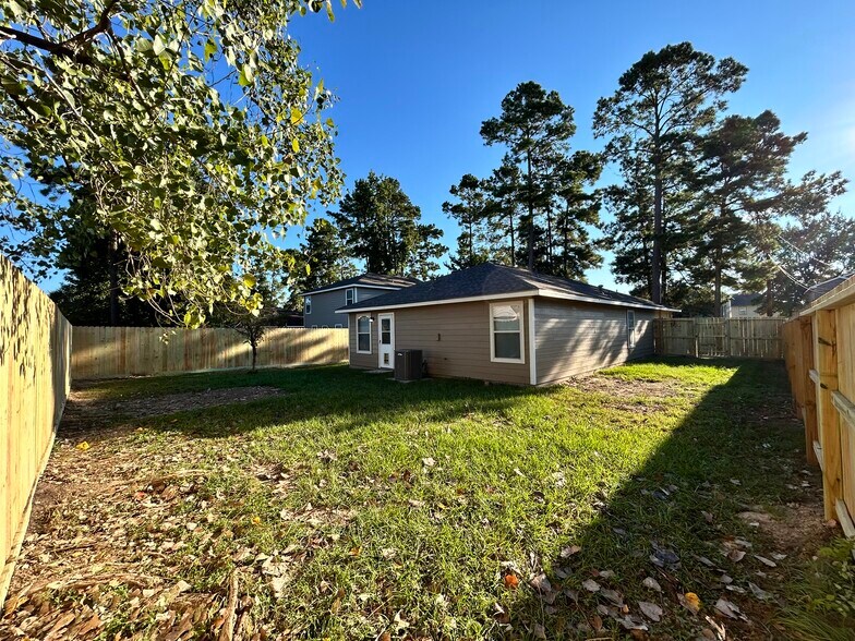 Backyard with New Fence - 16782 Fallen Timbers Dr
