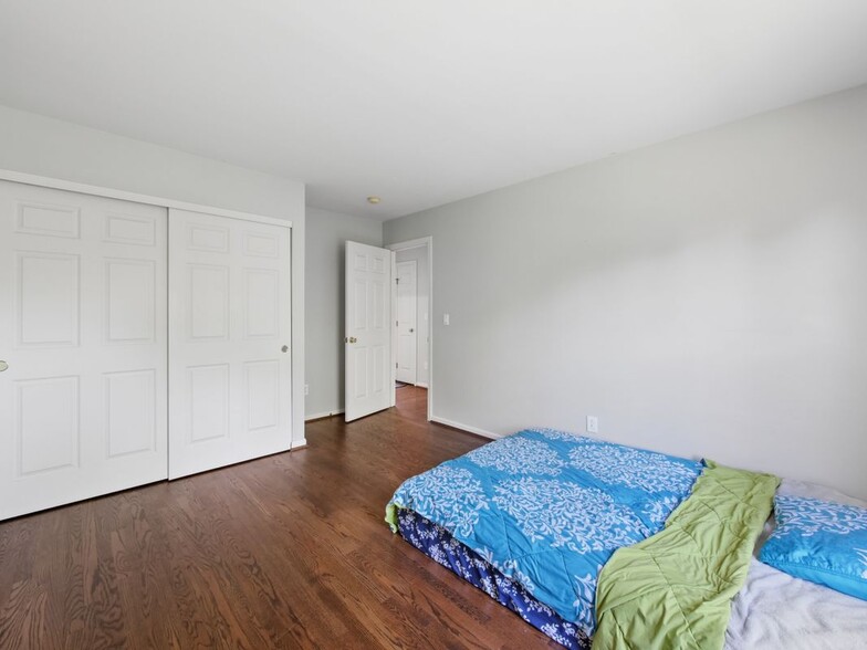 Building Photo - 7879 Yellowwood Dr