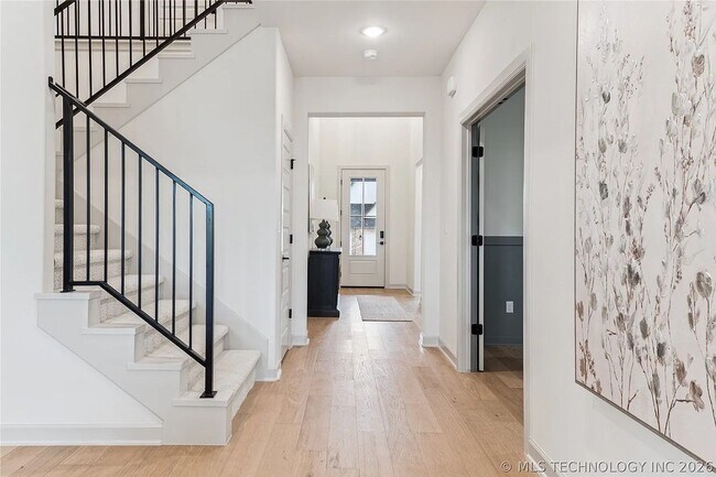 Building Photo - 5 Bed | 5 Bath House