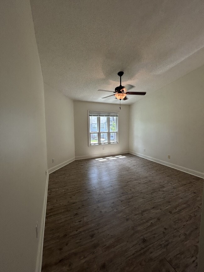 Building Photo - 104 Breezewood Dr