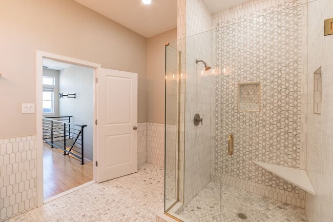 Building Photo - Three Bedroom Graduate Hospital Townhome