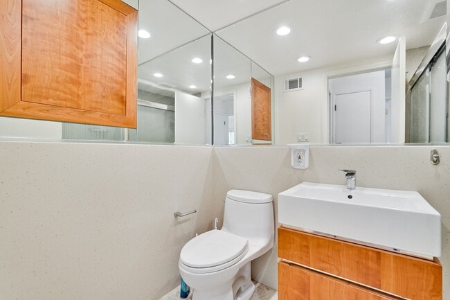 Building Photo - Top floor 2 Bed 2 Bath Condo in Los Altos!