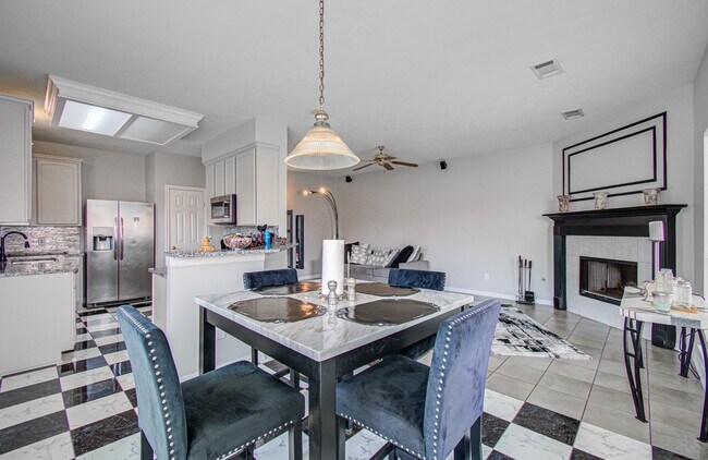 Building Photo - 3043 W Hampton Dr