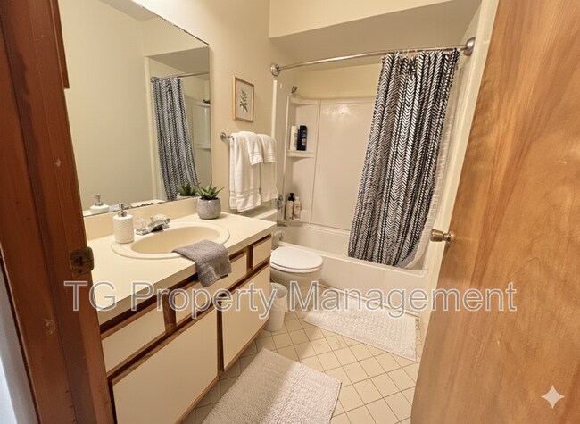 Building Photo - 703 Trekker St