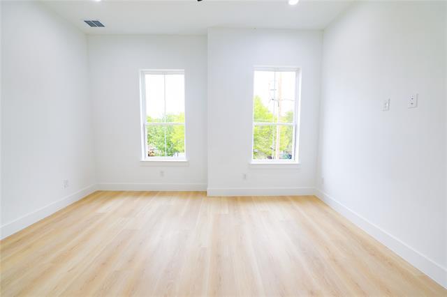 Building Photo - 306 E 7th St