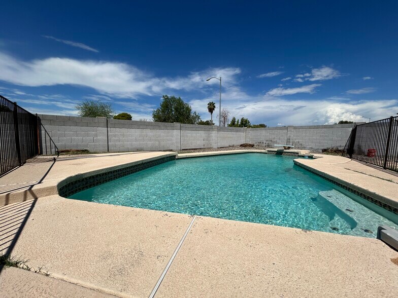 Building Photo - 6150 W Mauna Loa Ln