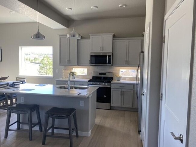 Building Photo - Flying Horse Luxury 4 Bed Townhouse with Mt. Views