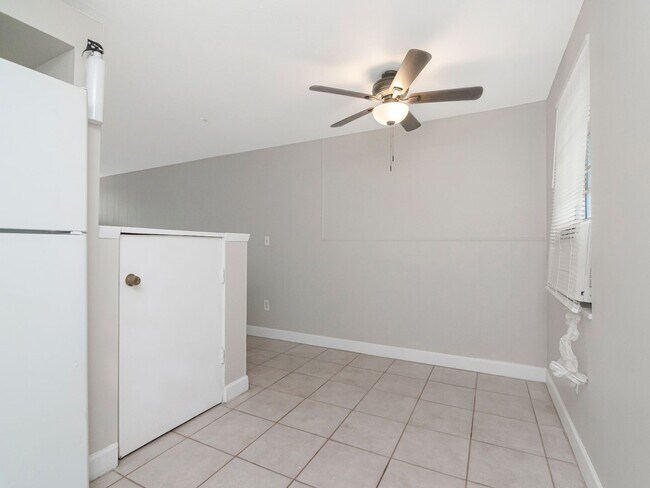 Building Photo - Move-In Ready 1BR/1BA Duplex in Brandon, FL — $1,295/Month, Across from Brandon Mall