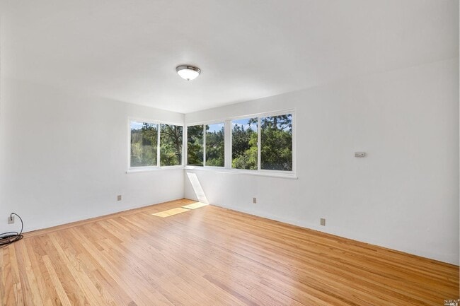 Building Photo - 343 Somerset Rd