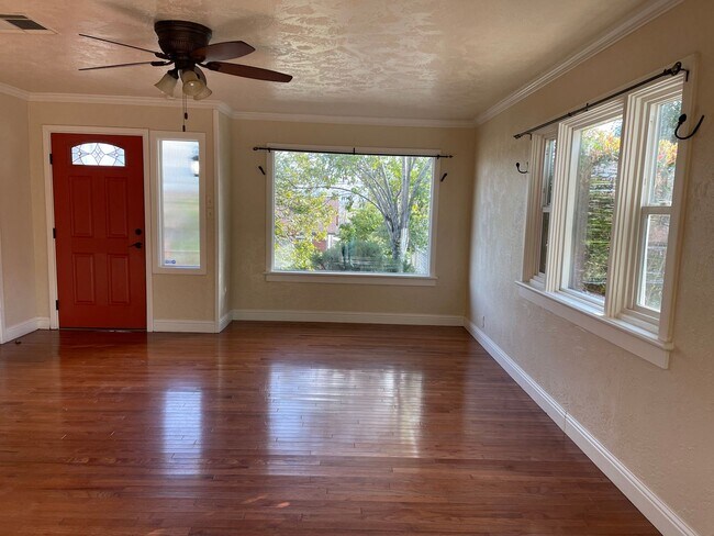 Building Photo - CHARMING 4 BED 2 BATH HOUSE NEAR DOWNTOWN