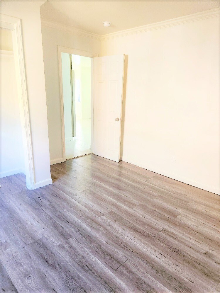 Building Photo - 1241 E 80th St