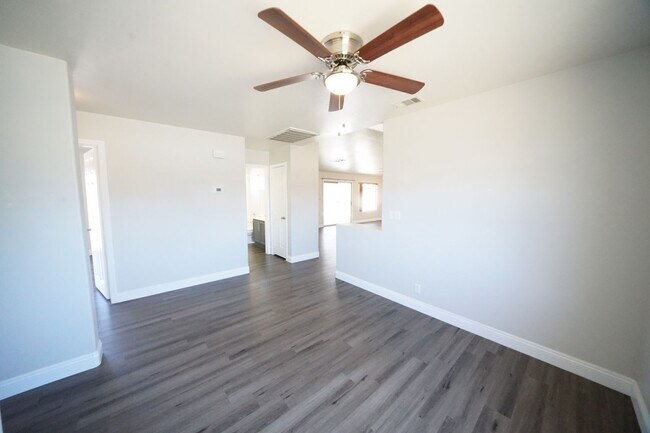 Building Photo - Showings Available NOW