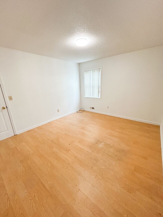 Building Photo - Charming 2 Bedroom Home in Southport with Screened Porch & Large Fenced Backyard