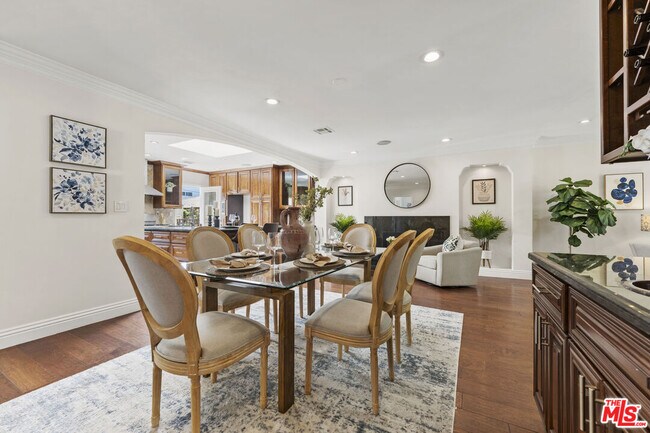 Building Photo - 1114 S La Peer Dr