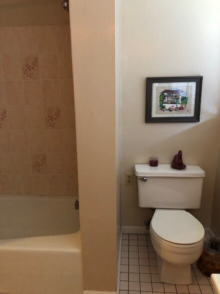 Well appointed large bathroom with tub/shower - 819 Rubis Dr