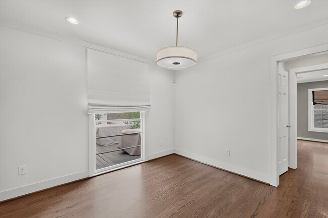 Building Photo - Gorgeous 2/2 Bungalow with Private Pool