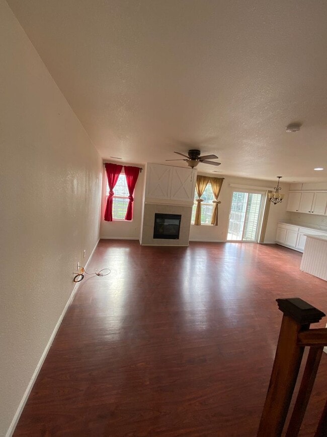 Building Photo - 3 bedroom 2 bathroom duplex in Englewood