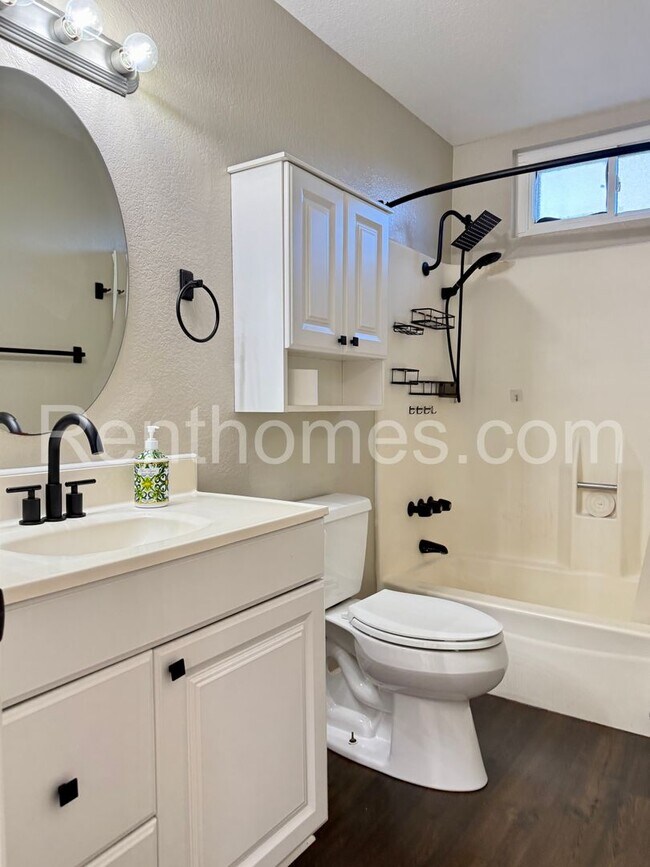 Building Photo - 9911 Ivy St