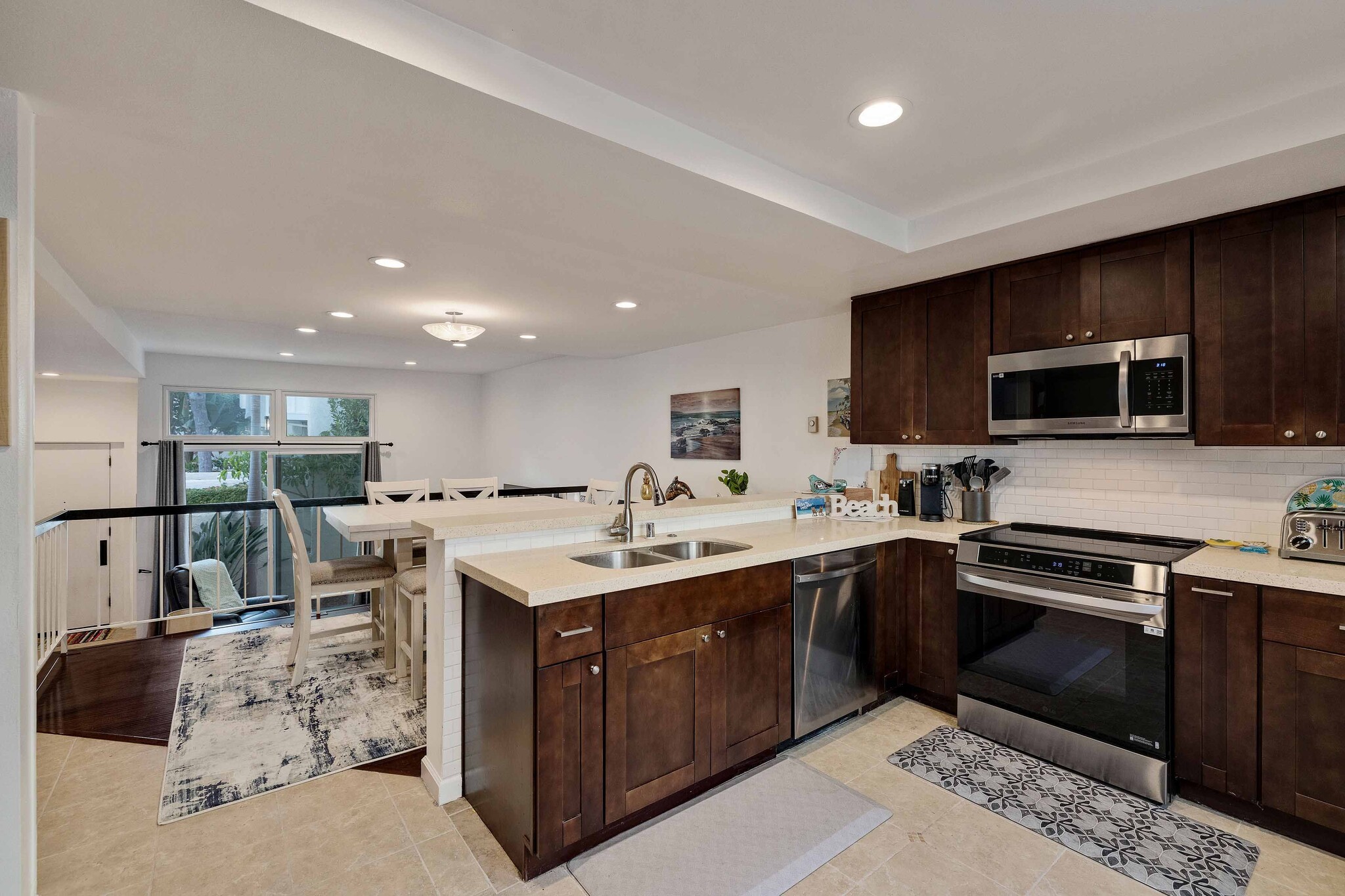 Building Photo - 255 Valley Dr