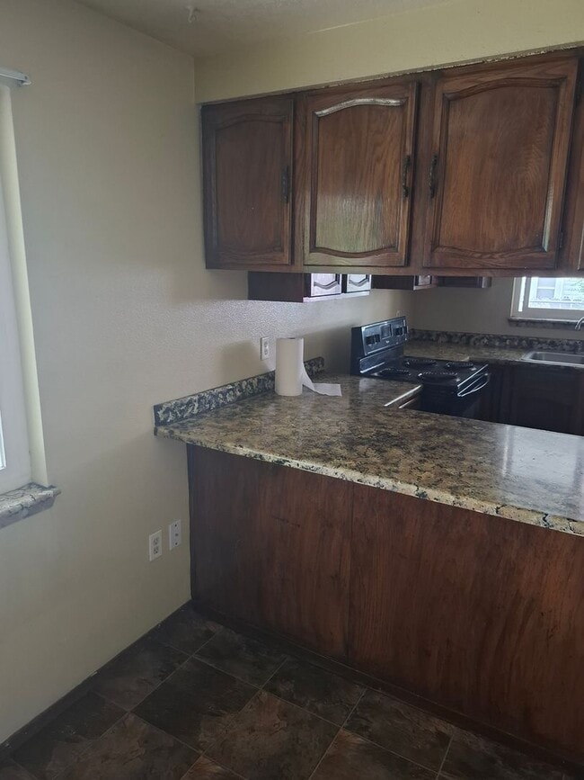 Building Photo - 3 Bed, 2 bath house with  carport