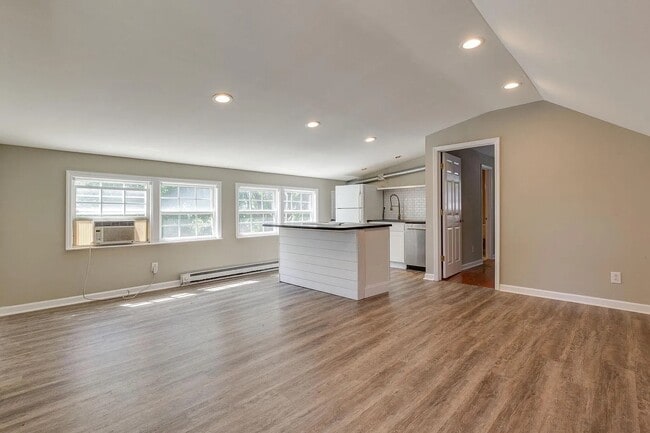 Building Photo - 253 Thuss Ave