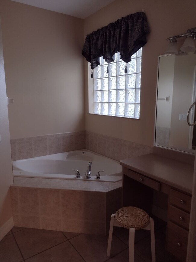 Building Photo - 592 Dowling Cir