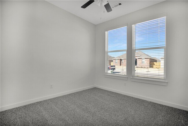 Building Photo - 4805 W Sturgeon St