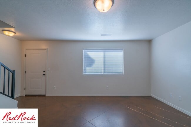 Building Photo - Conveniently located 3 Bedroom Townhome