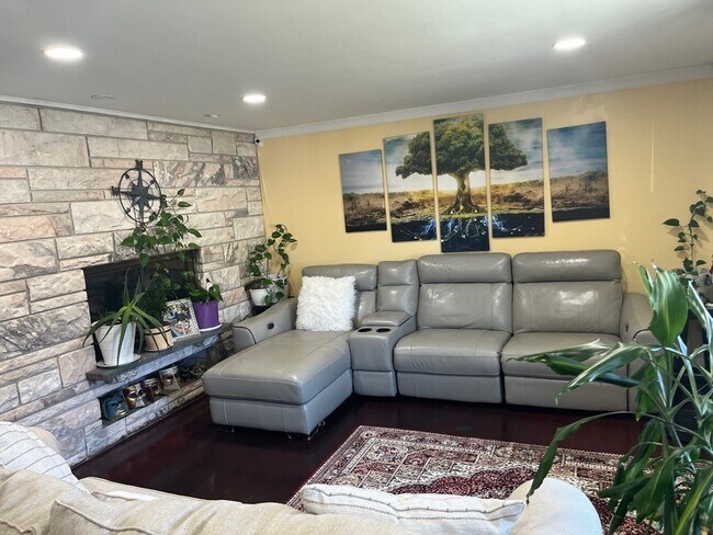 Building Photo - 94 Oakwood Ave