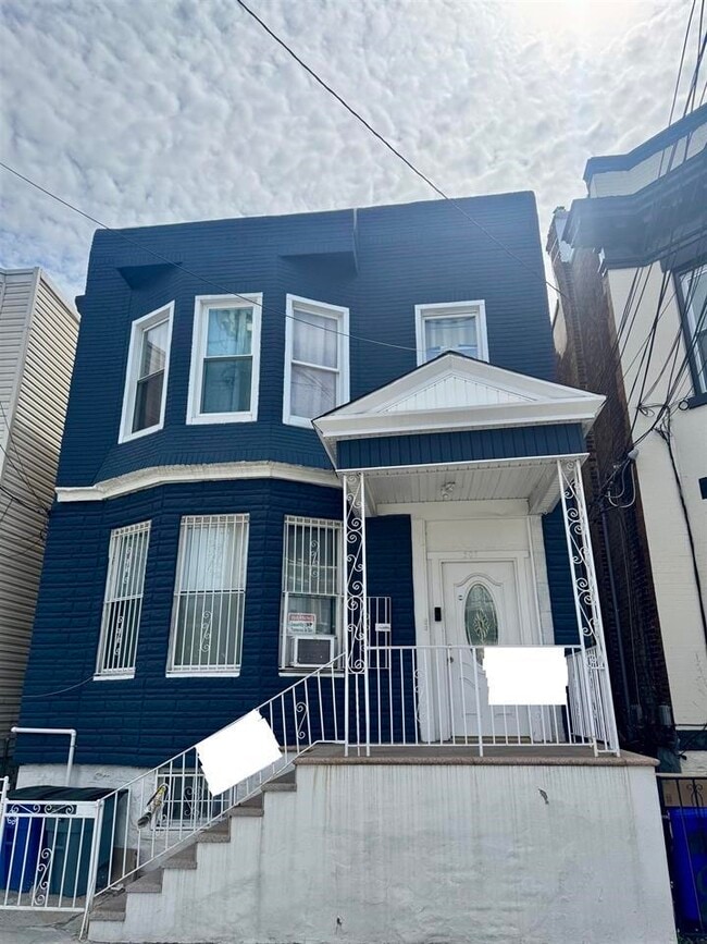 Building Photo - 307 59th St