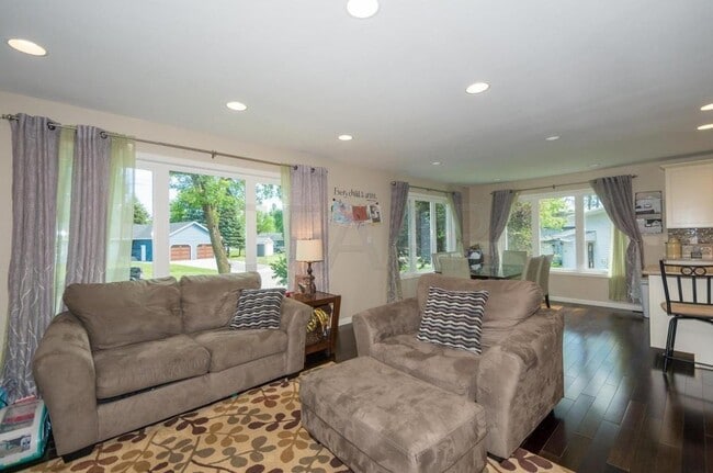 Building Photo - Awesome 5 Bedroom, 3 Bathroom Single Family Home for Rent in EGF