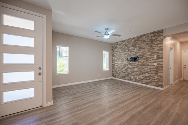 Building Photo - 600 N Carriage Hill Dr