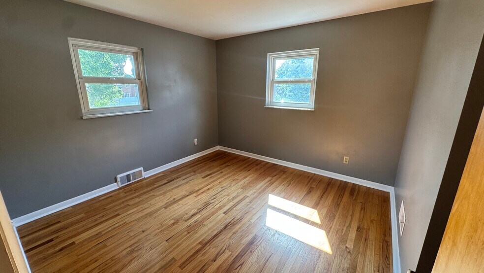 Building Photo - 1886 Kingsway Ct