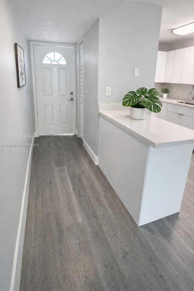 Building Photo - 10000 NW 80th Ct