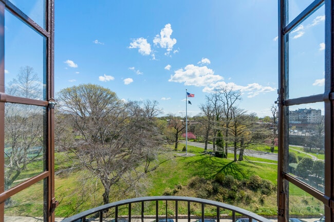 Building Photo - 14 N Chatsworth Ave