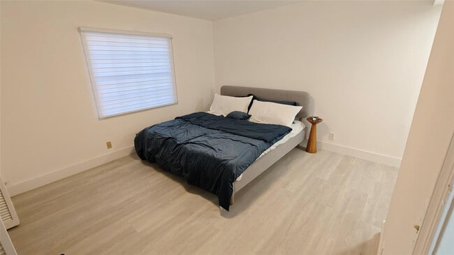 Building Photo - 555 SE 8th St