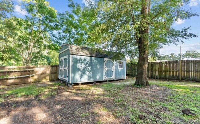 Building Photo - 10621 Oak Crest Dr