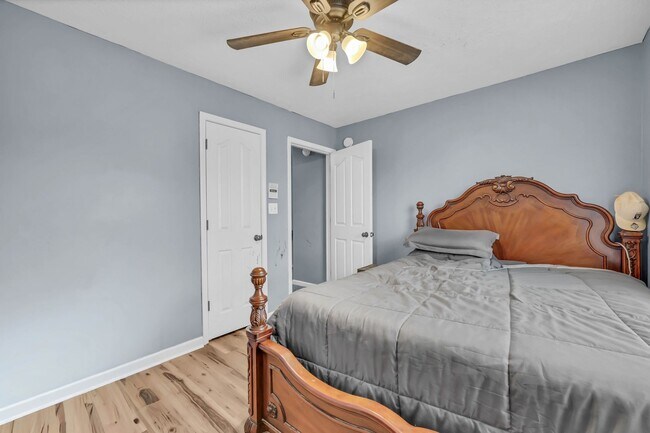 Building Photo - 4 Bedroom 2 Bath Pet Friendly Home For Rent!