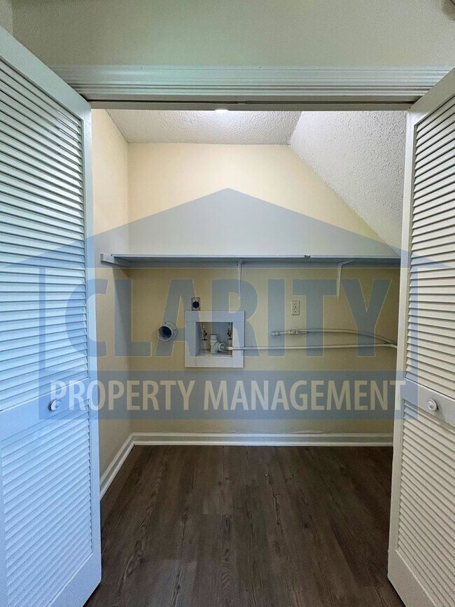 Building Photo - Two bedroom townhome w/ cathedral ceilings!