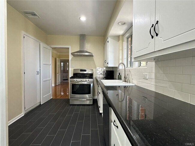 Building Photo - 2026 Pepper Dr