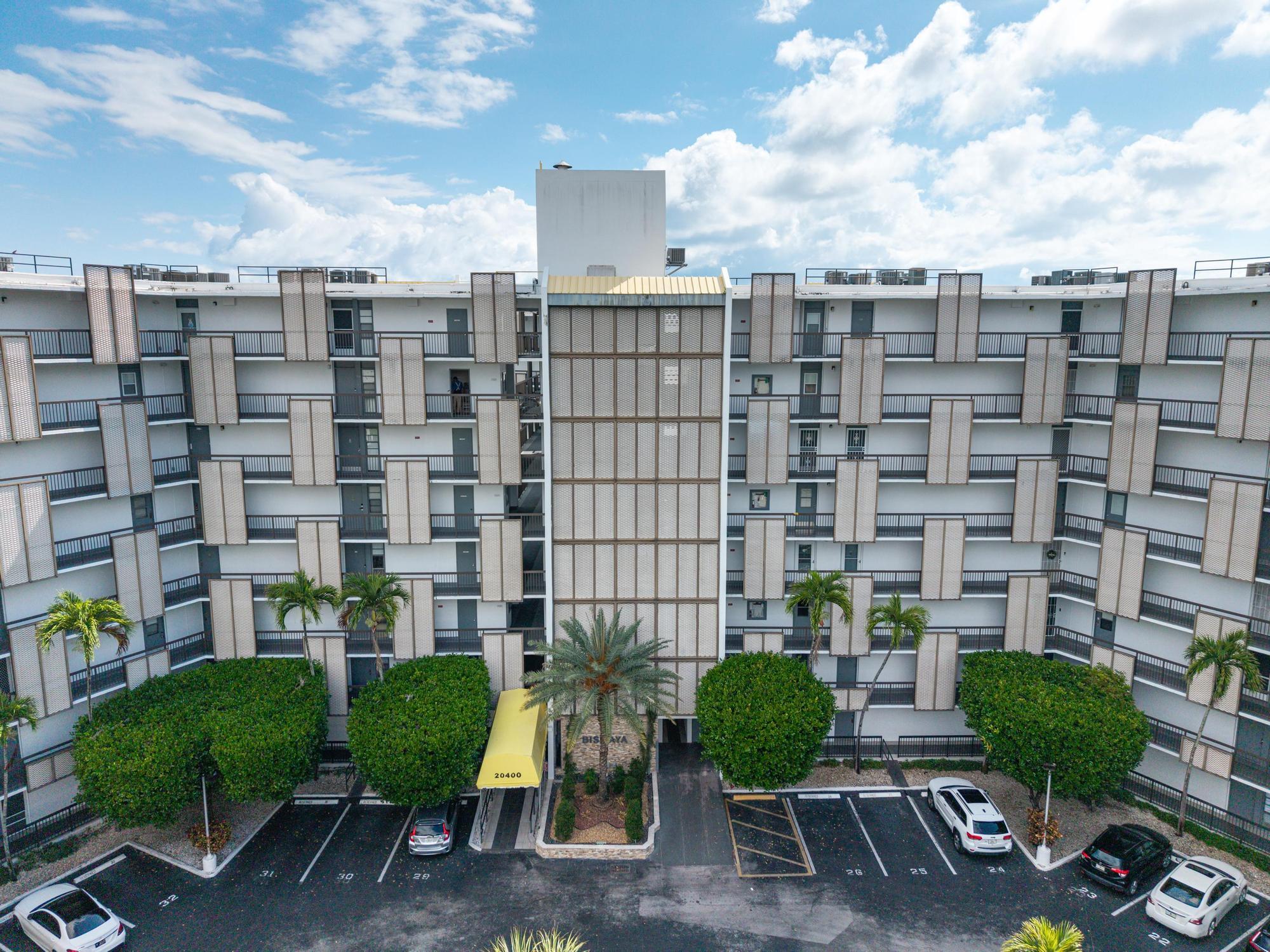 Building Photo - 20400 W Country Club Dr