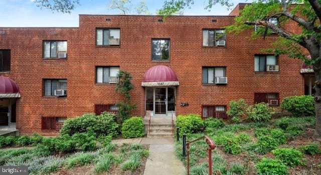 Building Photo - 1577 N Colonial Terrace
