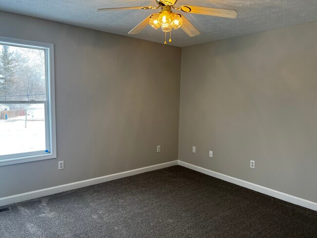 Building Photo - 5010 Delray Dr