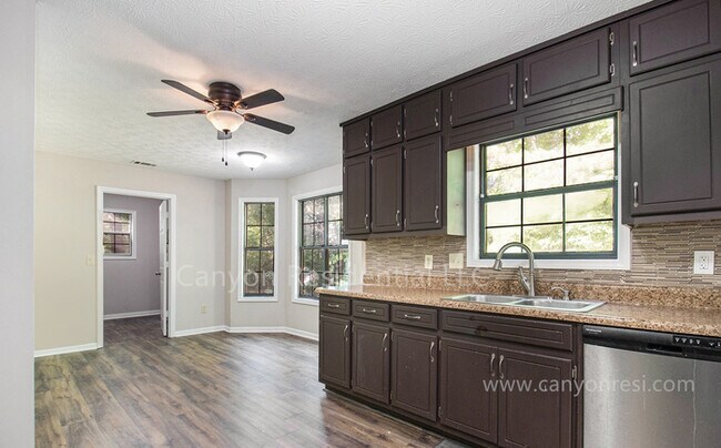 Building Photo - Beautiful 3b Room!Move in ready!