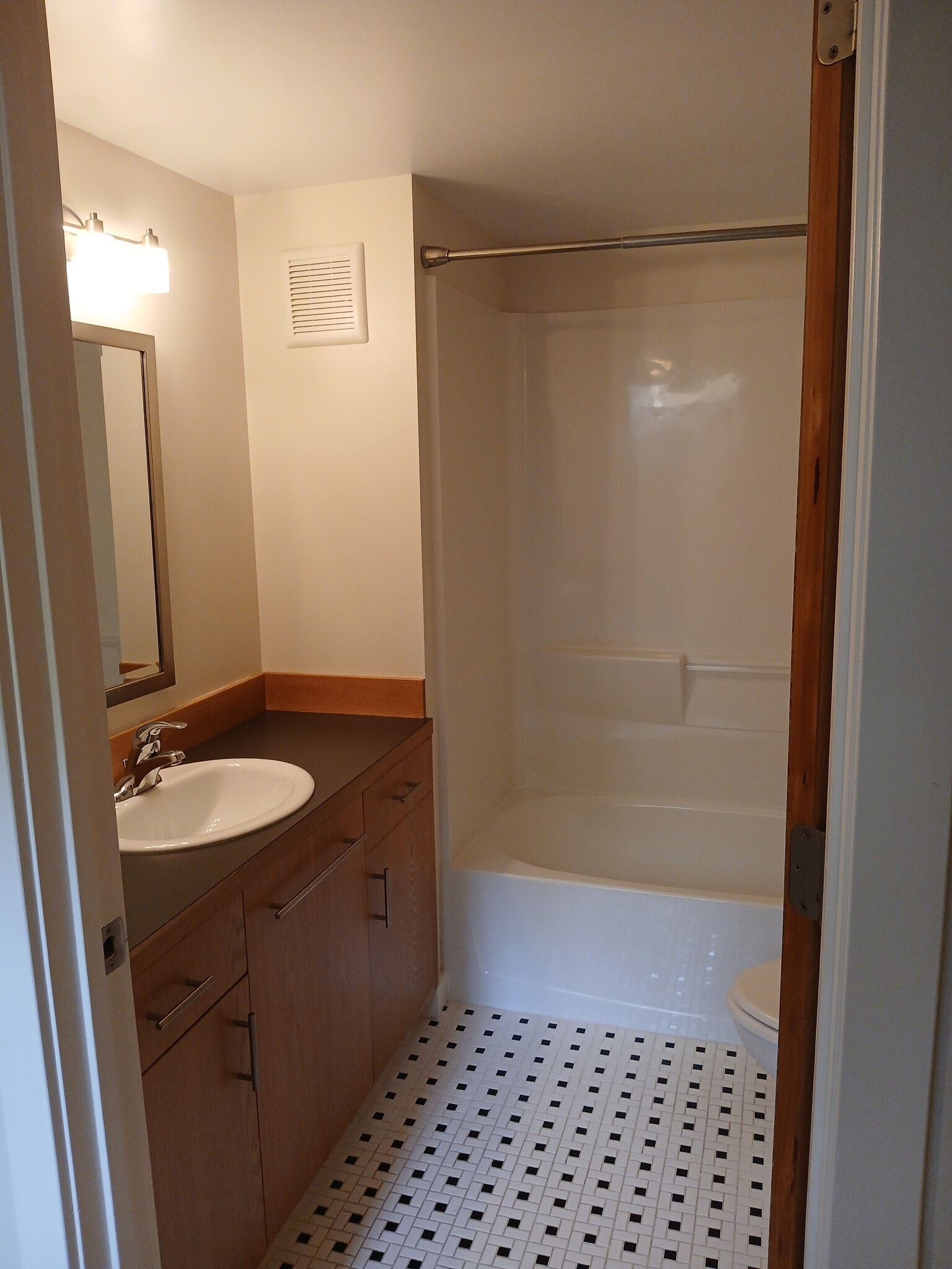 Building Photo - 100 Eheart St SE