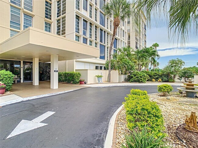 Building Photo - 7400 Sun Island Dr S