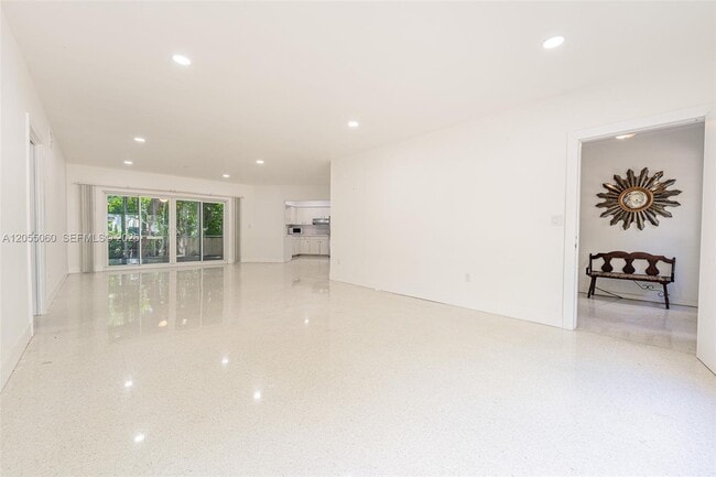 Building Photo - 580 University Dr