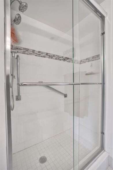 Building Photo - 1150 Hillsboro Mile Unit 1016